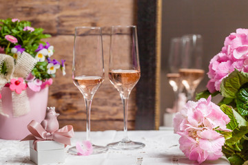 Wunderschön romantisch gedeckter Tisch für zwei mit Geschenk