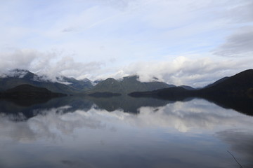 Fototapeta na wymiar See mit Bergen und Spiegelung