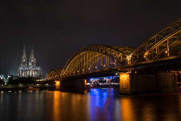 Kölner Dom mit Brücke bei Nacht