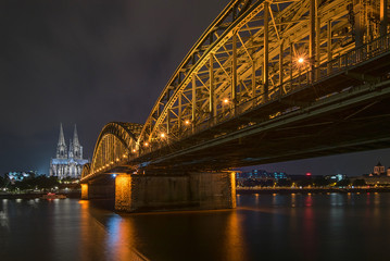 Kölner Dom mit Brücke bei Nacht