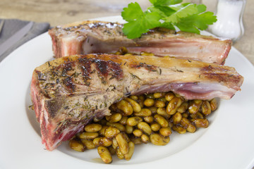 côtes d'agneau et flageolets