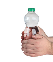 plastikowa butelka z wodą w ręku