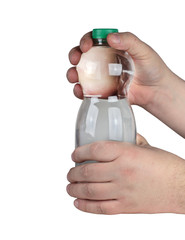 plastikowa butelka z wodą w ręku