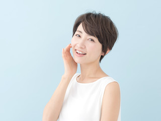 Fototapeta premium 女性・ブルーバック