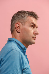 Obraz premium Suspiciont. Doubtful pensive man with thoughtful expression making choice against pink background