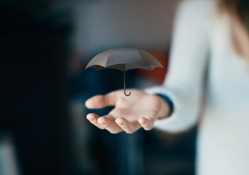 Ombrello aperto in mano, assicurazione, concetto di polizza o pioggia