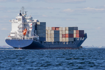 Containerschiff auf hoher See