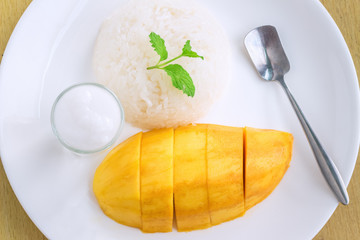 Mango and sticky rice, Thai desserts are made from Ripe mango and sticky rice cook until cooked.Before eating, sprinkle with coconut milk, taste it sweet.