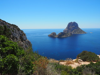Fototapeta na wymiar Ibiza - Blick auf die unbewohnte Felsinsel Es Vedra
