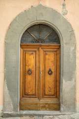 Fototapeta na wymiar italian door in small village