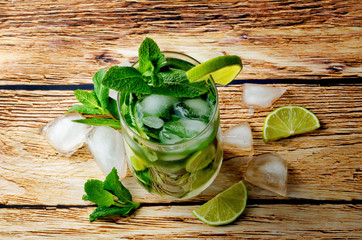 Cocktail Mojito avec feuilles de menthe fraîche et tranche de citron vert