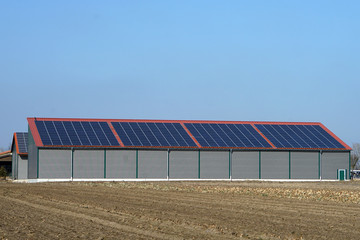 Lagerhalle mit Solarpanelen