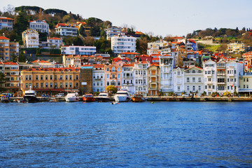 Obraz premium ISTANBUL, TURKEY - MARCH 25, 2012: The embankment of Bosphorus.