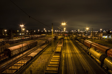 Fototapeta na wymiar Eisenbahnschienen bei Nacht mit Laternenlicht