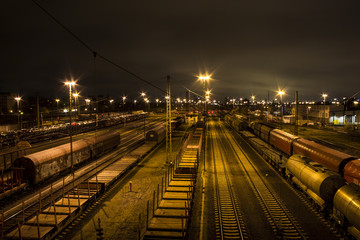 Eisenbahnschienen bei Nacht mit Laternenlicht