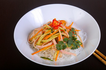 Salad vith noodle and vegetables
