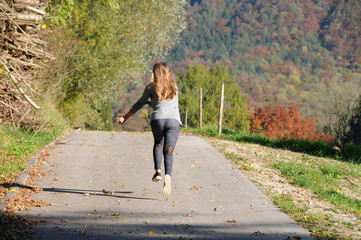 Mädchen flott unterwegs im Herbst