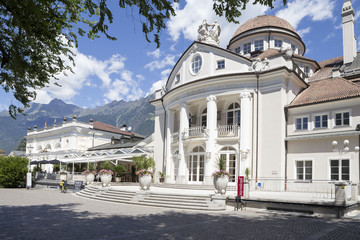 Kurhaus in Meran, Aufnahme im Sommer, im Anschnitt Alleeb&auml;ume vor dem Kurhaus