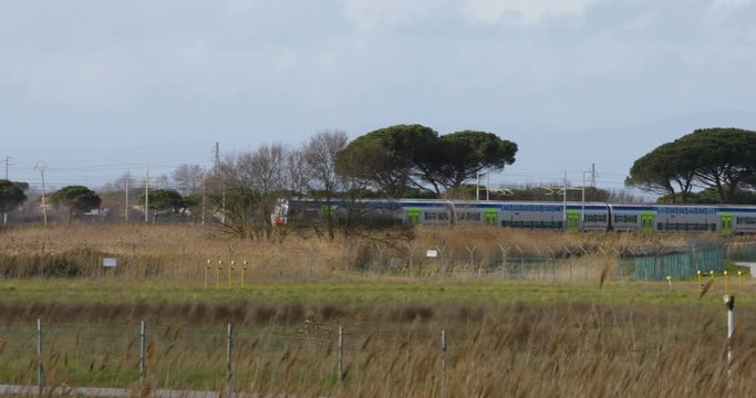 Treno passeggeri regionale a due piani colore blu in arrivo alla stazione