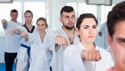 Abwaschbare Fototapete Kampfkunst Auszubildende, die Interesse an einem Karate-Kurs bekunden