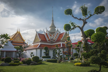 Obraz premium Le jardin et une pagode bouddhiste à wat Arun dans la ville de Bangkok 