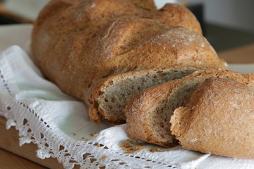 pane integrale su un tagliere di legno