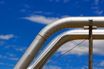 Rohr vor blauem Himmel