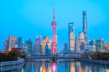 Obraz premium Panoramę Szanghaju, widok na wieżowce Pudong i most Waibaidu z rzeki Huangpu. Chiny.