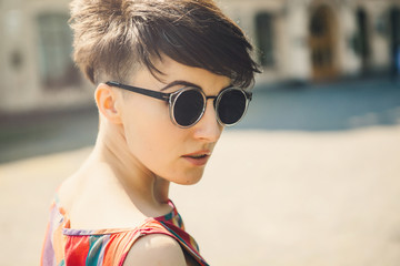 Woman with sunglasses in city.