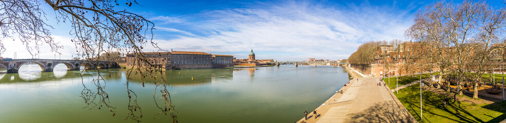 Panoramique de la Garonne à Toulouse, pont Neuf, Hôtel Dieu, pont Saint-Pierre et la Grave, Occitanie en France
