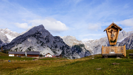 Fototapeta na wymiar christliches Kreuz am Berg mit Alpenblick