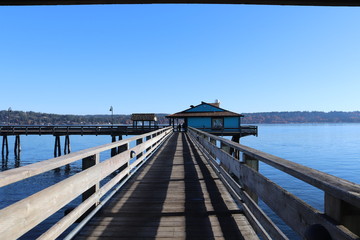 Obraz premium Pier mit Hütte am Meer