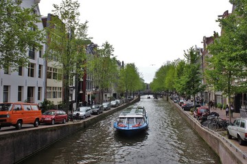 Barka płynąca po kanale w Amsterdamie