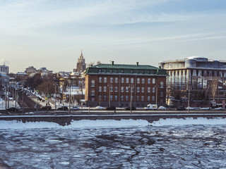 Fototapeta na wymiar moscow winter embankment street and frozen ice river