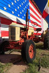 Vieux tracteur sur fond de drapeau des USA