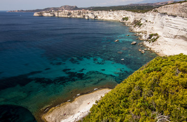 Fototapeta na wymiar Glasklares Meer vor den Kalkfelsen von Bonifacio in Korsika