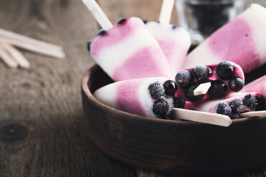 Ice pops with berry and Greek yoghurt with frozen blackcurrant