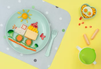  Auto van rijst, sandwich en verse groenten en fruit op de gele achtergrond © lithiumphoto
