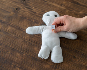 Frau will das sich ein Mann in sie verliebt und versucht es mit einer Voodoo Puppe
