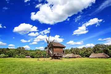 Obraz premium Old wooden mill on the field.