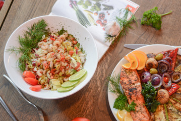 lettuce, food, leaf, green, white, bread, meal, romaine, fresh, parmesan, crouton, appetizer, dish, chicken, cheese, healthy, lunch, plate, caesar, salad, gourmet, vegetable, snack, breast, appetizing