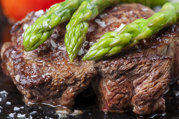 Rindersteak und grüner Spargel in einer Pfanne