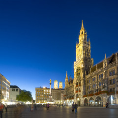 Fototapeta na wymiar München, Marienplatz zur blauen Stunde 