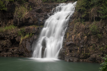 Fototapeta na wymiar A beautiful waterfall in Hawaii