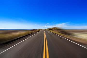 Naklejka premium Arizona desert highway with motion blur