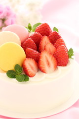 苺とマカロンのショートケーキ