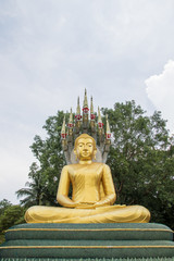 Obraz premium A reclining Buddha statue at Watcharkyai in Chanthaburi, Thailand. are public domain or treasure of Buddhism