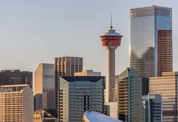 Rolgordijnen Stadsgebouw De skyline van Calgary in warm avondlicht