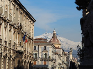エトネア通りから見るエトナ山　カターニア　シチリア　イタリア
