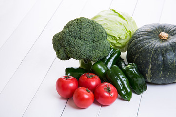 白いテーブルの上の野菜の集合